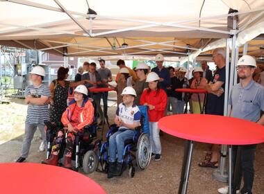 Zelf geverfde stenen gelegd